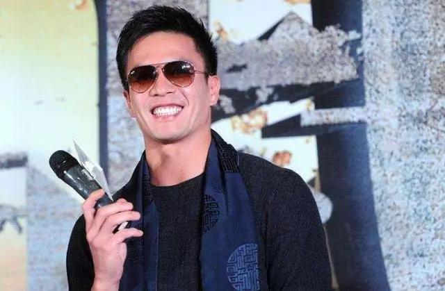 被向华强力捧,功夫肌肉不输甄子丹张家辉,却一