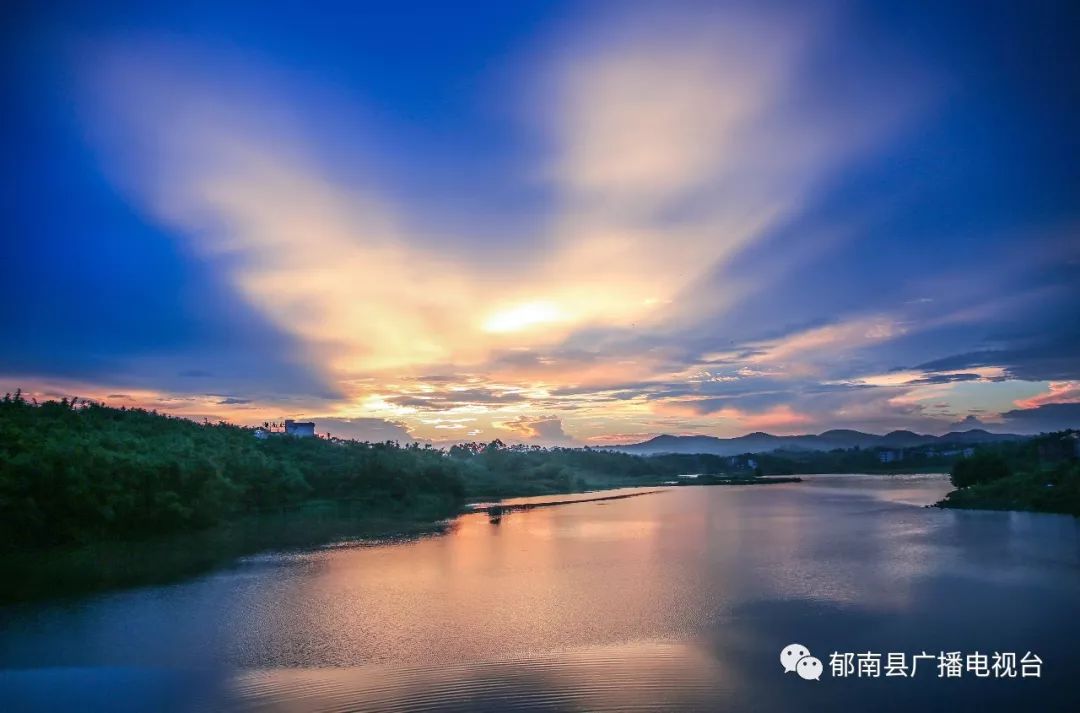 劲草的剪影点缀人间最美的景致莫过于此郁南晚霞最佳观赏地县城九星湖