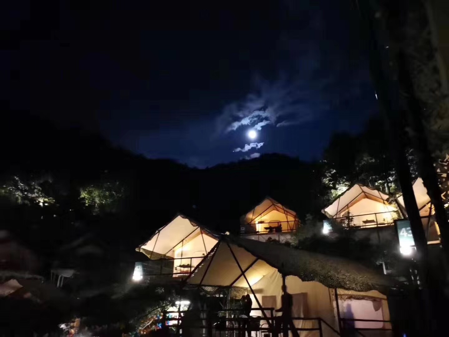 国内超大型山间帐篷酒店山里寒舍寻找她的秘密