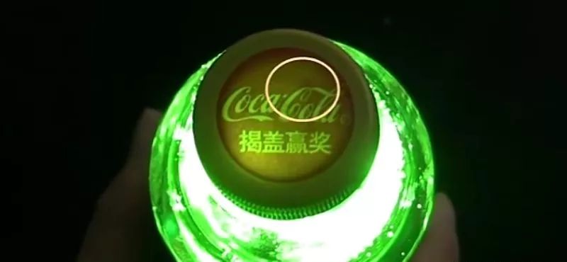 瓶盖上就会透出 一个模糊的黑块 只要看到这个黑块 就一定能中奖 经过