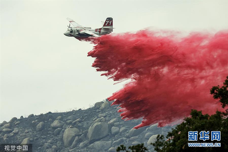 美国加州突发森林火灾出动消防飞机灭火