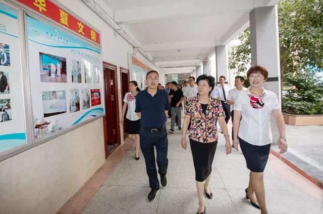九江市人大常委会主任冯静教师节前夕到九江外国语学校视察工作看望