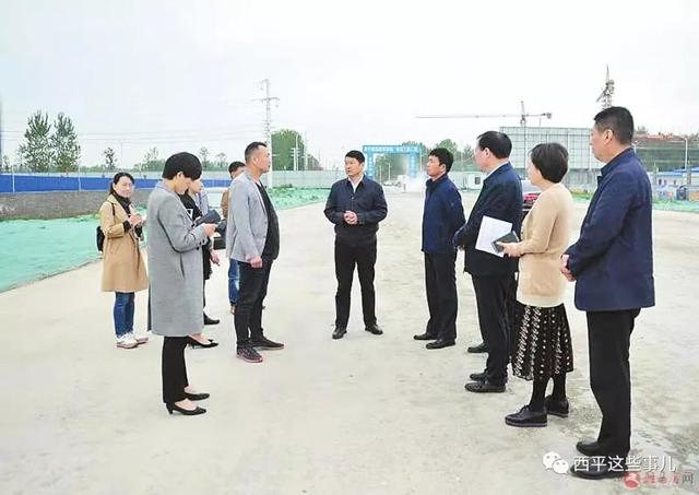 西平县委书记聂晓光(中)和西平县委副书记,县长李全喜(右四)在县集聚