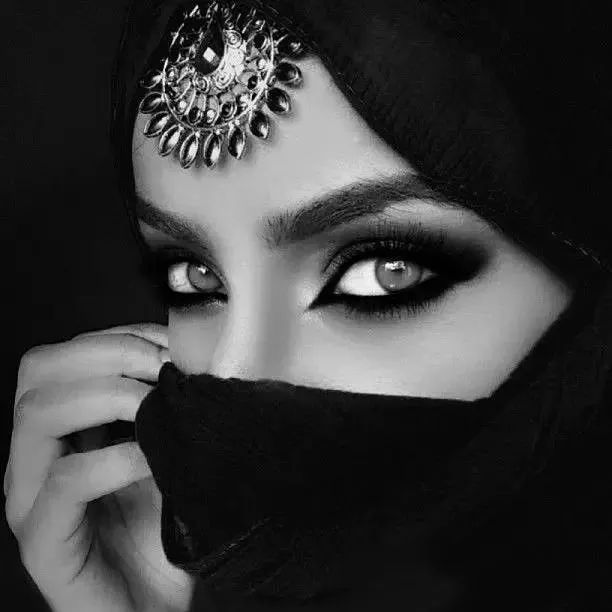 神秘的面纱下,透彻心底之美的阿拉伯女郎!