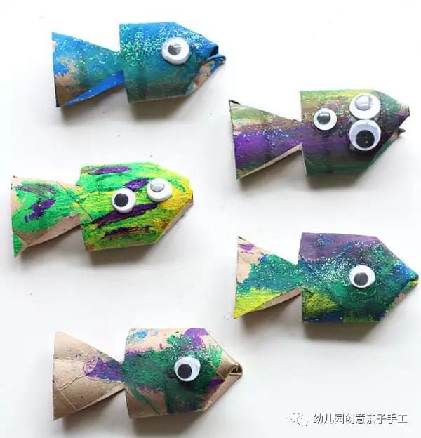 鱼哦 【所需材料】 鸡蛋托,土色水粉颜料(或丙烯),扭扭棒,泡沫垫,手工