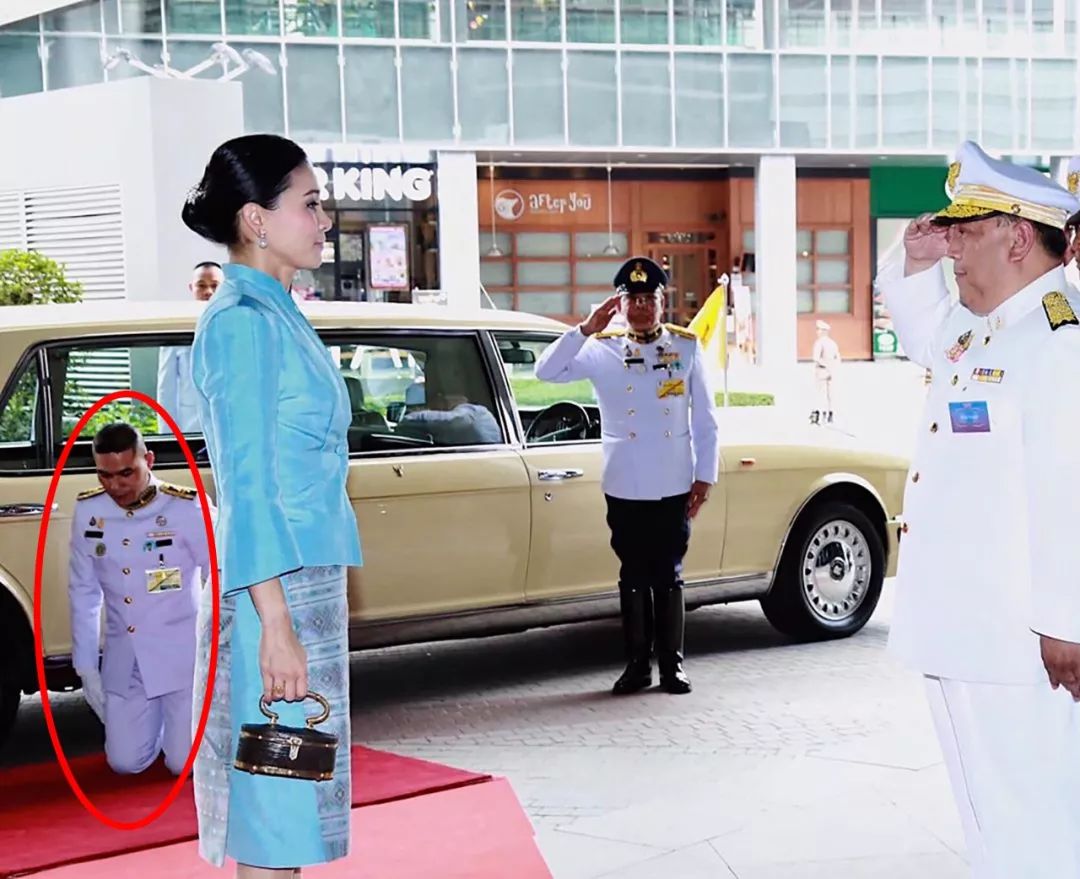 原创67岁泰国国王双膝下跪,苏提达就直接趴倒,没子嗣的王后真卑微