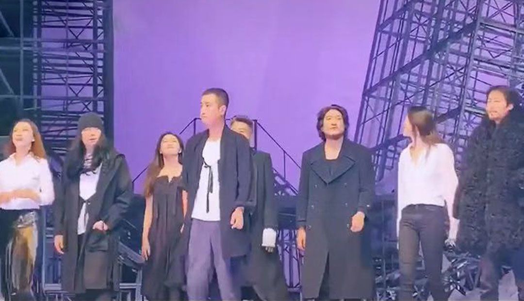 文章现身杭州,出演话剧《茶馆》好评如潮,离开大银幕依然人气高 文章现身杭州,出演话剧《茶馆》好评如潮,离开大银幕依然人气高