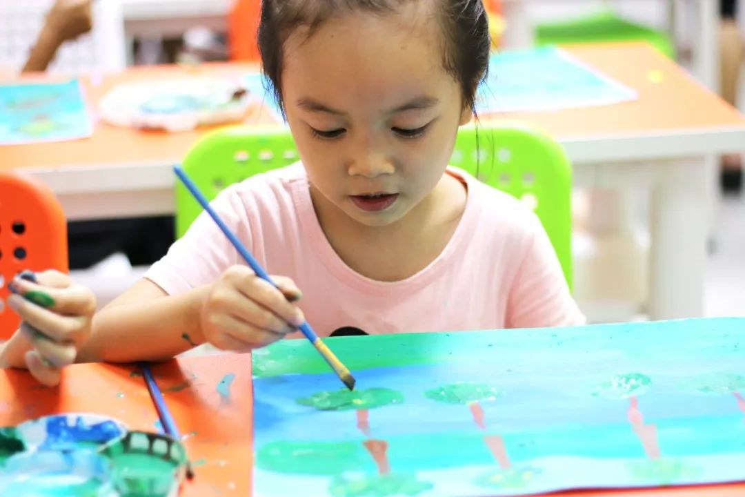 创意美术课程设置的总体原则是:依据儿童心理发展和儿童艺术创作规律