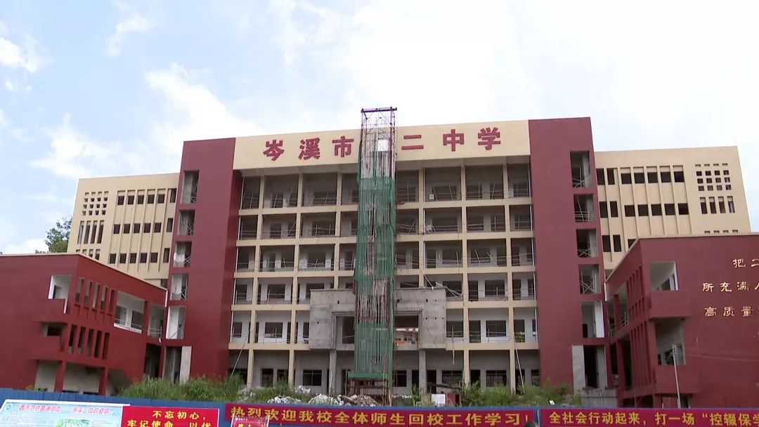 罗伟雄先后来到岑溪中学,市第二中学以及市第三小学,实地检查校园环境