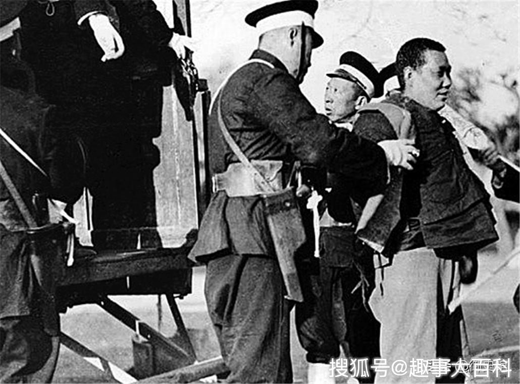 清朝与民国斩首现场对比照图3辫子用来固定脖子