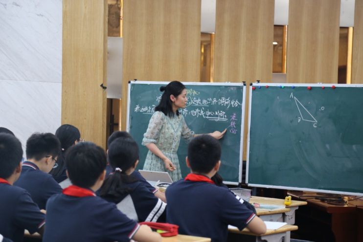 超过400名初中数学老师积极参与,他们冒着小雨赶到鼓楼实验中学明德厅