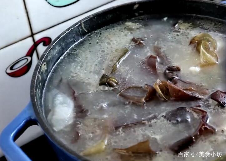 骨头汤怎么炖才好喝,59岁大厨教你秘诀,加点它