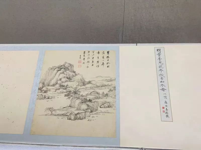 董其昌是"华亭画派"的杰出代表,这次展出的《山水册页八幅》是其代表