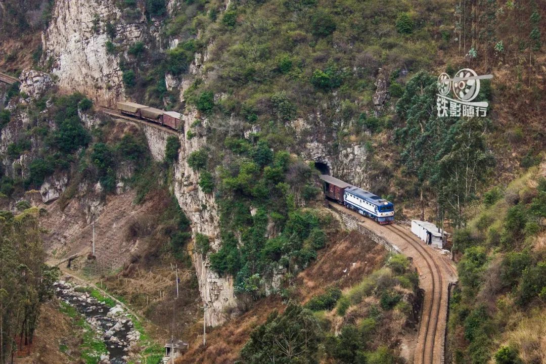 一锤一錾凿开坚硬的岩石,愣是在悬崖峭壁上垫出路基,铺就蜿蜒曲折的滇