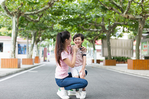                     孩子入秋后经常感冒？不是冻得，宝妈带娃，有些事不要做得那么勤