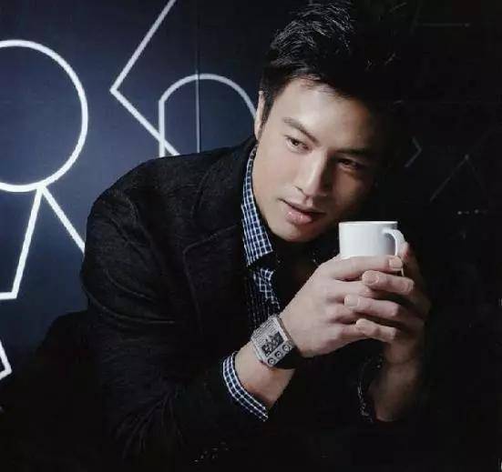 被向华强力捧,功夫肌肉不输甄子丹张家辉,却一