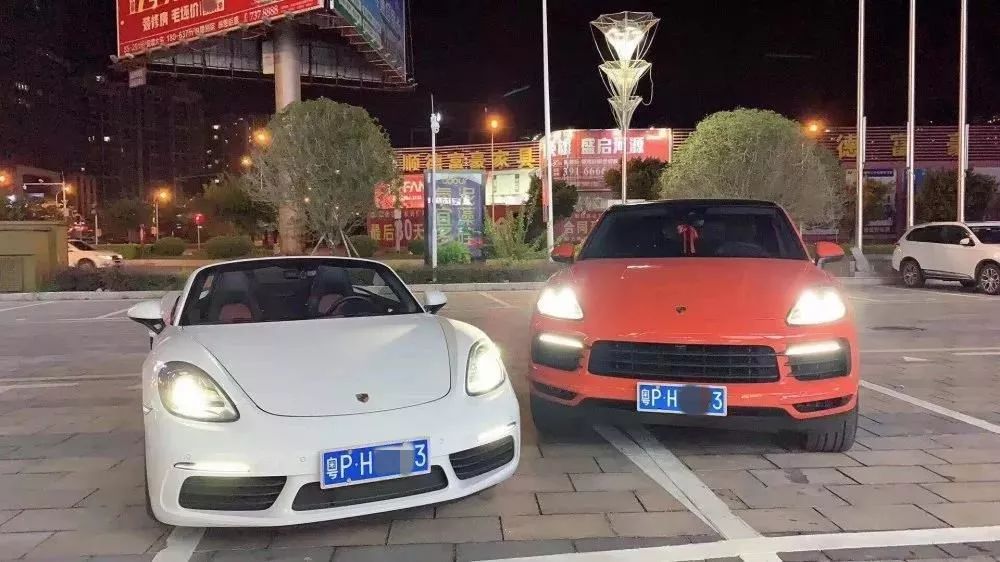 近日, 在网络上疯传一张自拍照片, 照片上两辆保时捷小汽车十分豪气