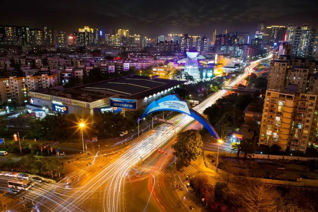 南海大道)交会处竖起一道蓝色拱门——中国(广东)自由贸易试验区深圳