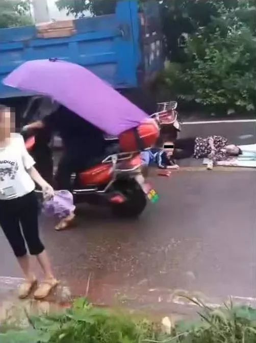今天早上安岳一电瓶车撞上大货车!小孩在旁边哭的撕心