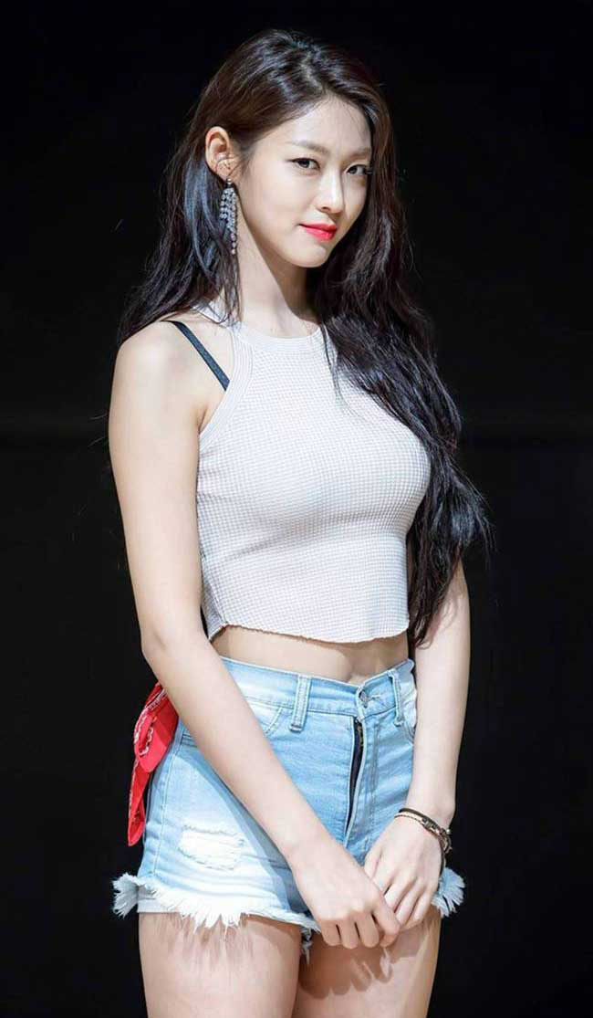 95后金雪炫穿超短牛仔裤秀美腿 回头一笑令人难忘