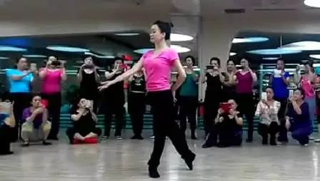 形体舞《又见山里红》,这个美女跳得超好看!美