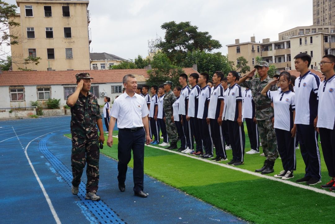 沙场点兵扬帆远航青岛六十六中举行2019级新生军训阅兵式暨闭营式