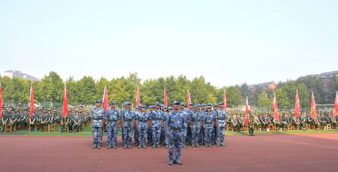 潍坊七中举行2019级高一新生军训总结表彰大会