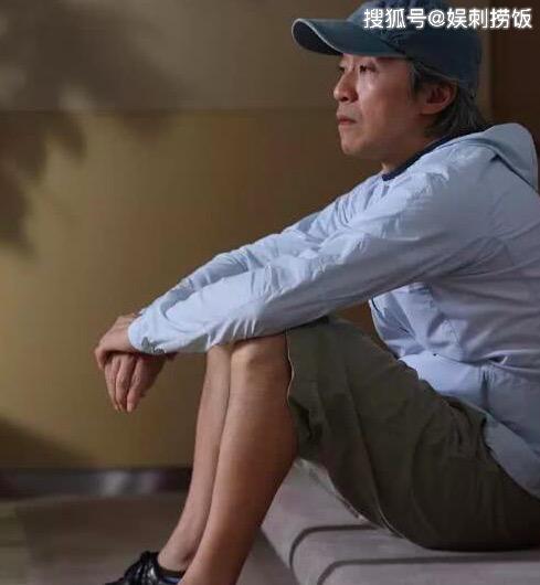 原创57岁周星驰吃饭被偶遇，打扮朴素专注刷手机，懒理身边美女服务员