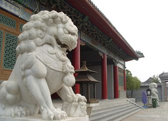 中国本土不产狮子，为什么遍地都是守大门的石狮子？