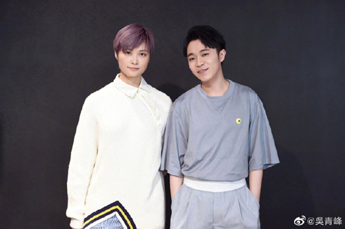 同款拍照方式 2438963153294cf697a523e3b8f6ec9b.jpeg