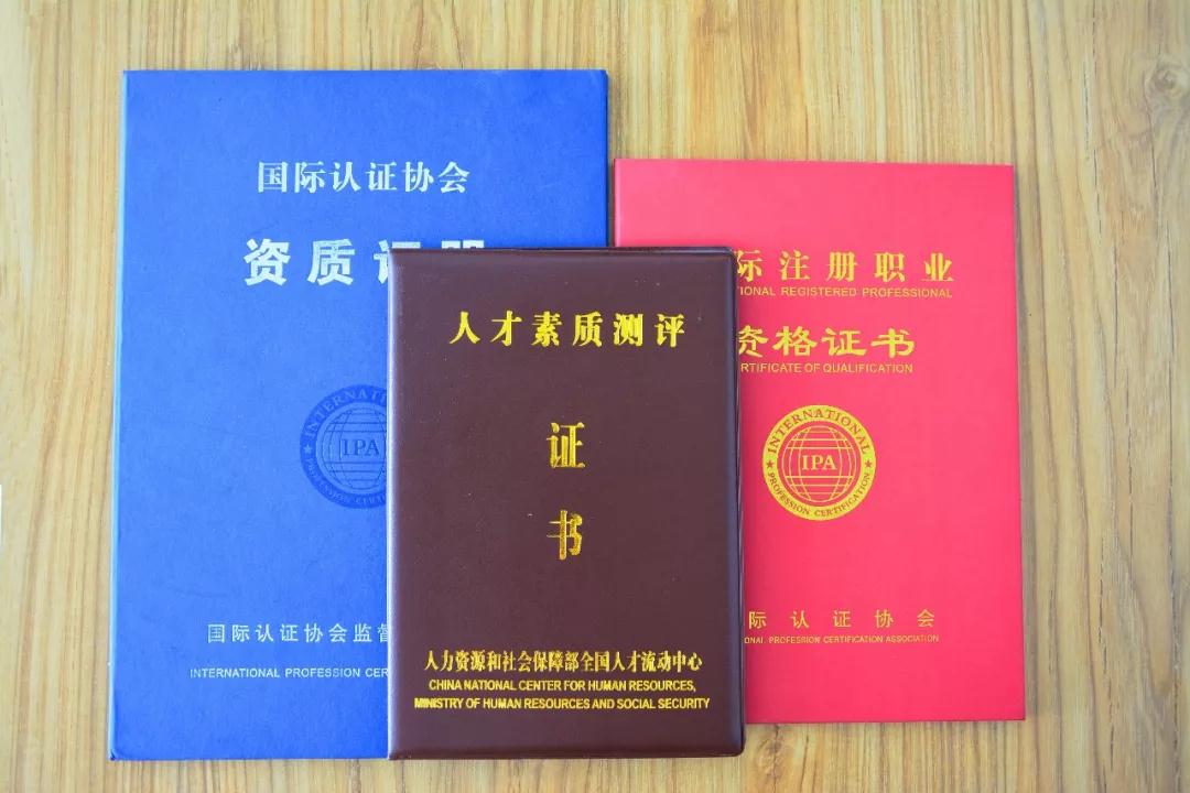 只要你想要从事对外汉语教育,还是尽早的拿到对外汉语教师资格证吧!