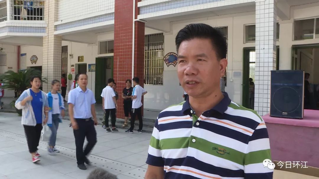 环江三中副校长:黄焕领