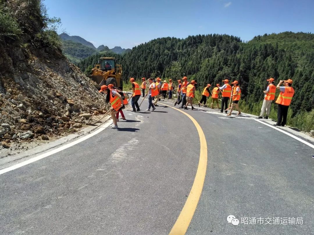 镇雄县当好农村公路养护管理管家