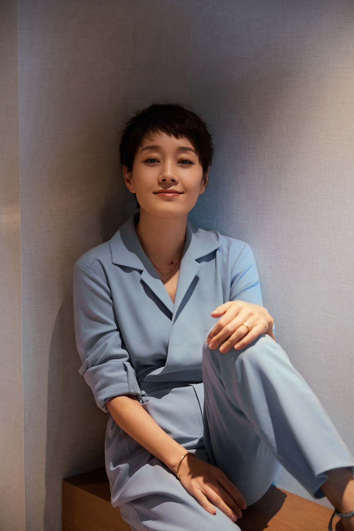 原创马伊琍离婚后公开现身，宽松T恤难遮萧条身形，眼神平和越发沉稳