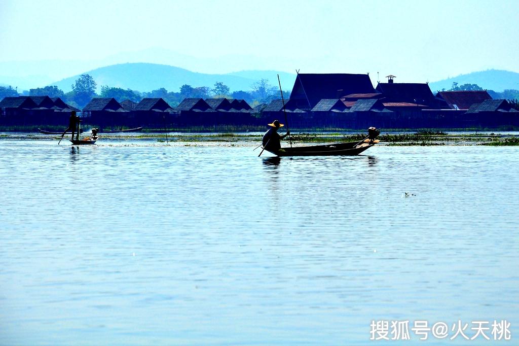 旅游在缅甸 茵莱湖掸邦高原上的一面镜子,映衬着原始美丽的风景