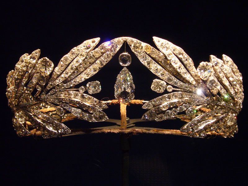 奢侈的法国王室,国库的钱都花在打扮上了,这3款王冠美呆了