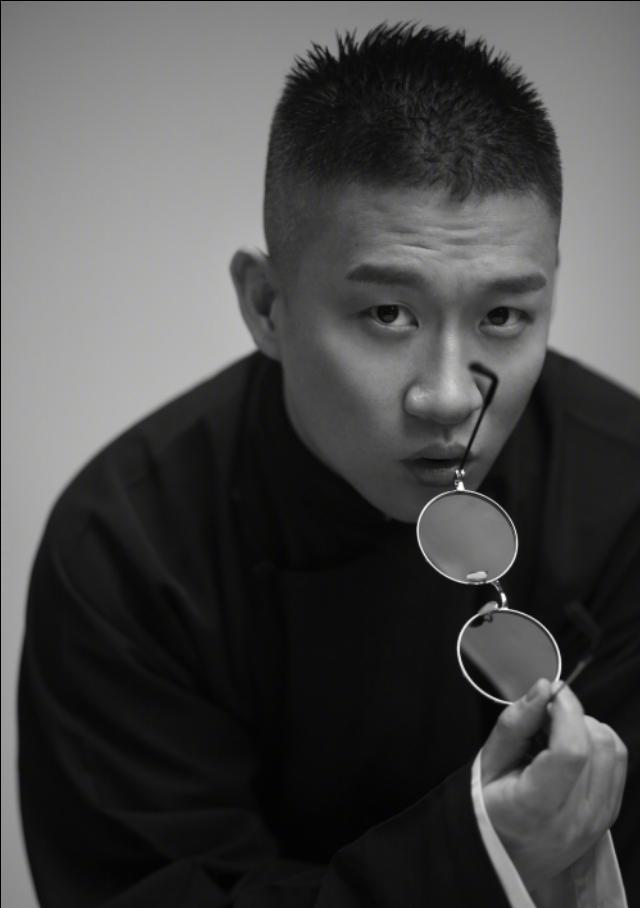 原创一组黑白照片超震撼曹云金大褂墨镜配寸头却被批鼻子不好看