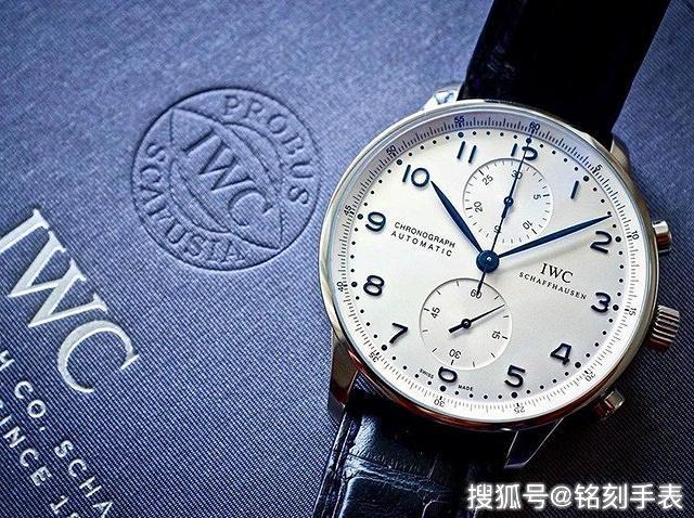 原标题：简约大气的万国表和深邃霸气的欧米茄，你选哪一款？