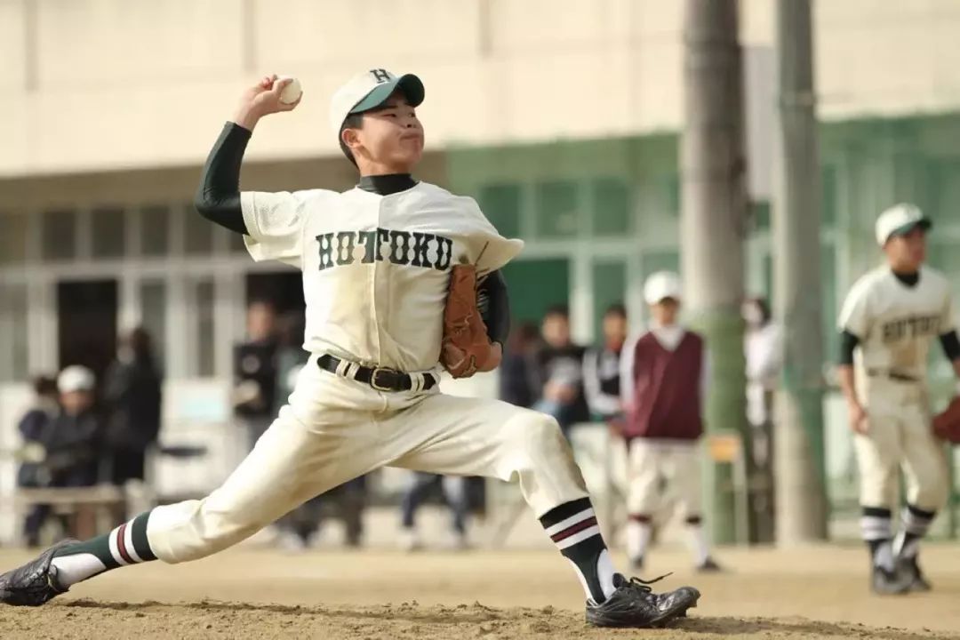 日本独有的的"棒球移民"现象,从东京转学到偏远县域只为一园甲子梦