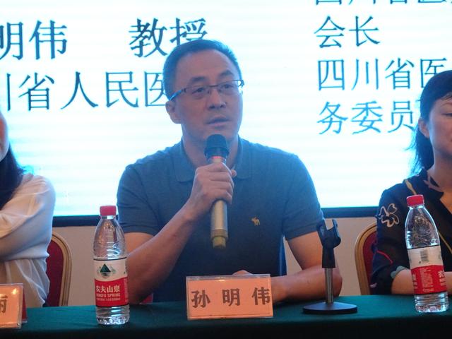 发生了啥事?今天上午的南充凤垭山天乐谷去了好多"白衣天使"