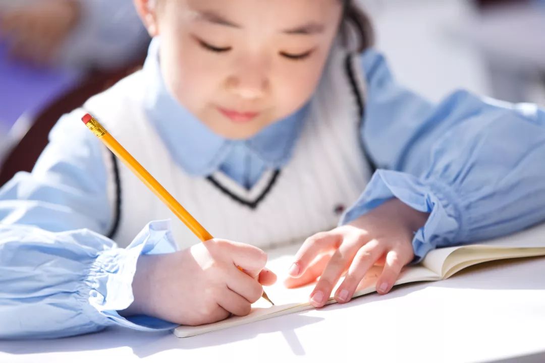 小孩子画画的姿势 6bbc9bf61c1242408460c40fd893e35e.jpeg