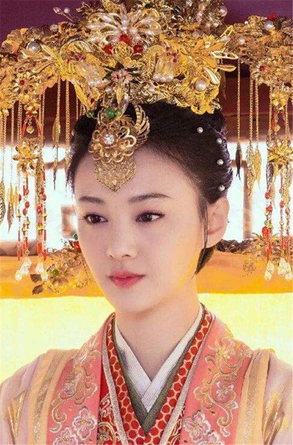 当女星戴上"凤冠"后:唐嫣气质,郑爽大家闺秀,杨幂最为
