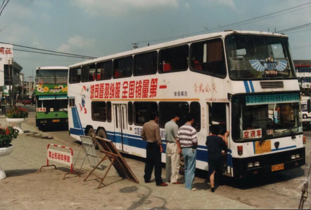 2003年当时有23条公交线路,线路总长363公里,客运量645万人次.