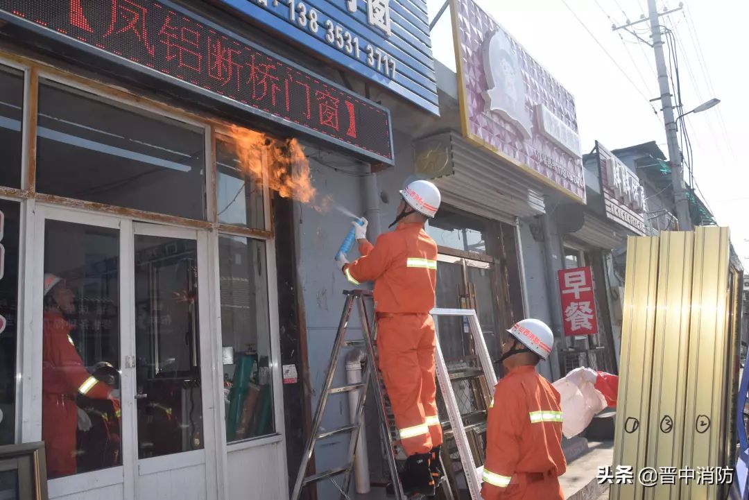 昔阳菜园街一住户被一村霸搞得有家不敢回消防员出动一举拿下