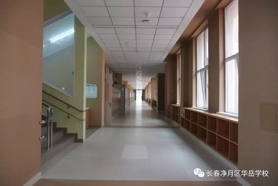 这是一个回廊,它连接着华岳学校的中学部和小学部,走廊很宽敞.