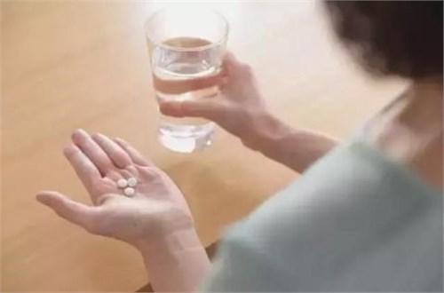                     十个妈妈九个问: 哺乳期生病到底能不能喂奶?