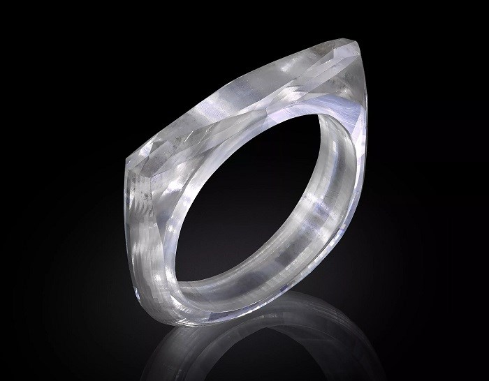 乔纳森设计的全钻戒指展示:价值25万美元