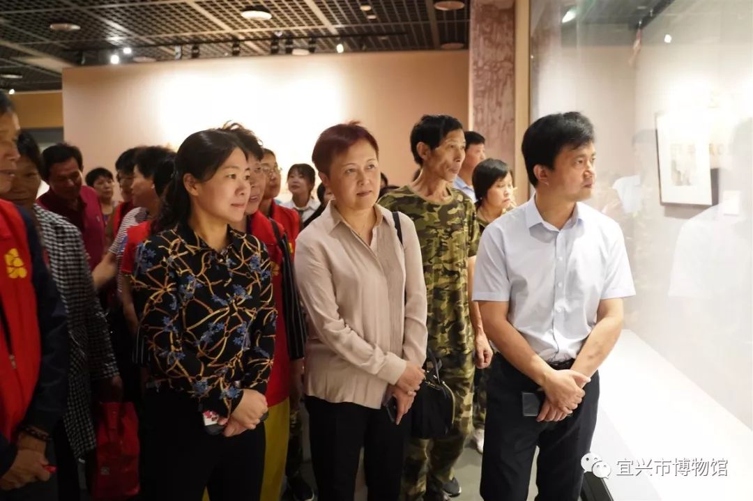 参观展览无锡工艺师生代表与钱春涛女士合影嘉宾为展览启幕宜兴市人民