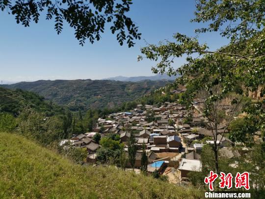 图为甘肃陇南武都区大山里的安化镇大鹿院村,经过"变废为宝"换新颜.