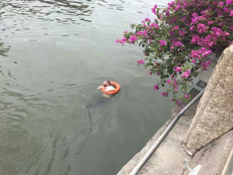 广州一男子落水，环卫工们抛救生圈，开保洁船拉其上岸